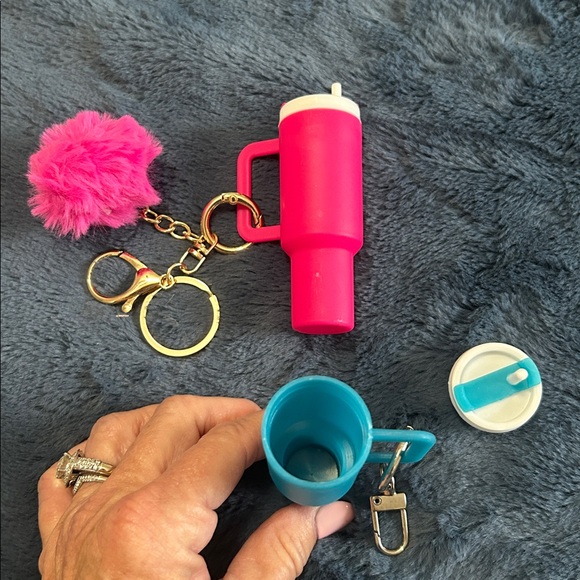 💕5/$15 Pink and Blue Keychain Cup Set - Picture 3 of 8